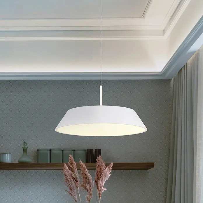 Globo LED-Pendelleuchte rund Silena - 24 W, Ø x H: 40 x 18 cm, Warmweiß - Weiße Pendelleuchte hängt von der Decke und beleuchtet einen Raum mit sanftem Licht.