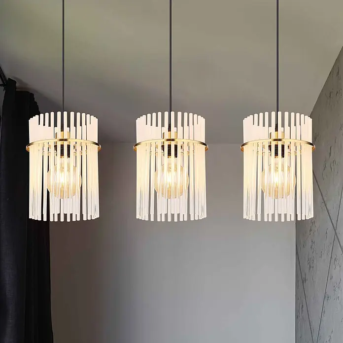 Globo Pendelleuchte Gorley - L x B x H: 800 x 200 x 1.400 mm - Drei elegante Pendelleuchten mit goldfarbenen Akzenten, klaren Glasstäben und warm leuchtenden Glühbirnen, die einen modernen Raum beleuchten.