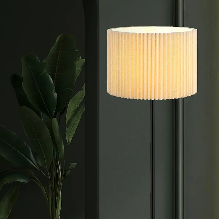 Globo Stehleuchte Page - 40 W, Höhe: 1.520 mm, E27 - Stehlampe mit plissiertem, beleuchtetem zylindrischem Lampenschirm, der warmes Licht abgibt. Sie hat einen dunklen, schlanken Stand.