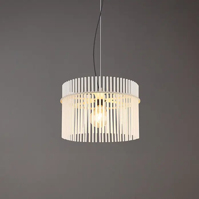 Globo Pendelleuchte rund Gorley - 60 W, Ø x H: 40 x 150 cm, Sandfarben, E27 - Eine moderne Hängelampe mit zylindrischem Schirm aus vertikalen weißen Stäben, die eine leuchtende Glühbirne im Inneren zeigt.