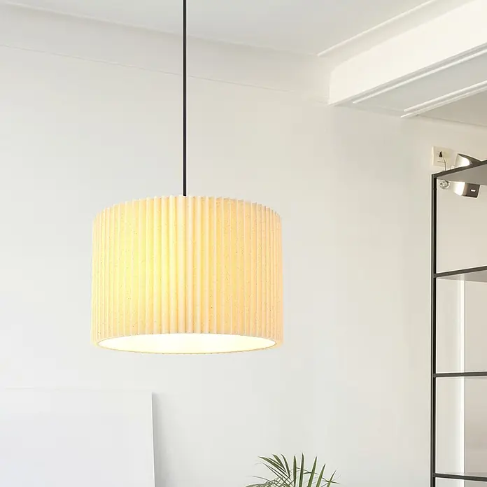 Globo Pendelleuchte Page - Höhe: 1.200 mm, Leistung je Leuchtmittel: 40 W - Hellbeigefarbene zylindrische Pendelleuchte mit Falten, an schwarzem Kabel hängend, leuchtend.