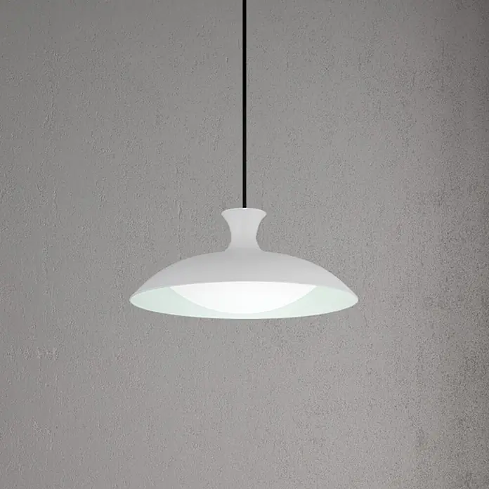 Globo LED-Pendelleuchte rund Rocha - 18 W, Warmweiß - Weiße Pendelleuchte mit schwarzem Kabel und breitem, ausgestelltem Schirm, leuchtend.