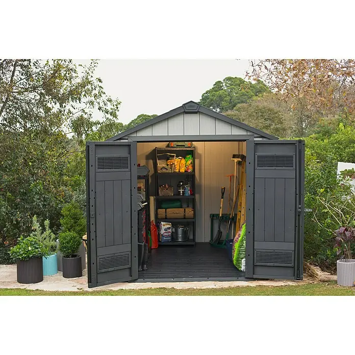 Keter Gartenhaus - Außenmaß inkl. Dachüberstand (B x T): 229 x 223,5 cm, Anthrazit/Grau, Kunststoff, Grundfläche: 4,5 m² - Gartenschuppen mit geöffneten Türen, der verschiedene Gartengeräte und Regale im Inneren zeigt.