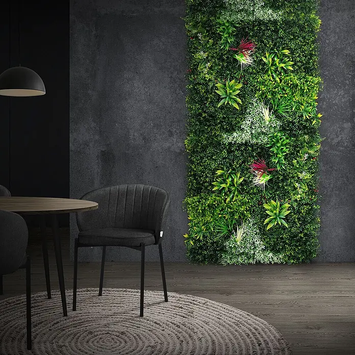 ECD Germany Kunstpflanze 100x100cm Pflegeleichte Sichtschutz-Hecke Pflanzenmatte Tropical Glow - Höhe: 50 cm, Kunststoff - Große künstliche grüne Wand mit vielfältigem Blattwerk und Akzenten, bereichert modernes Interieur mit dunklem Tisch und Stühlen.