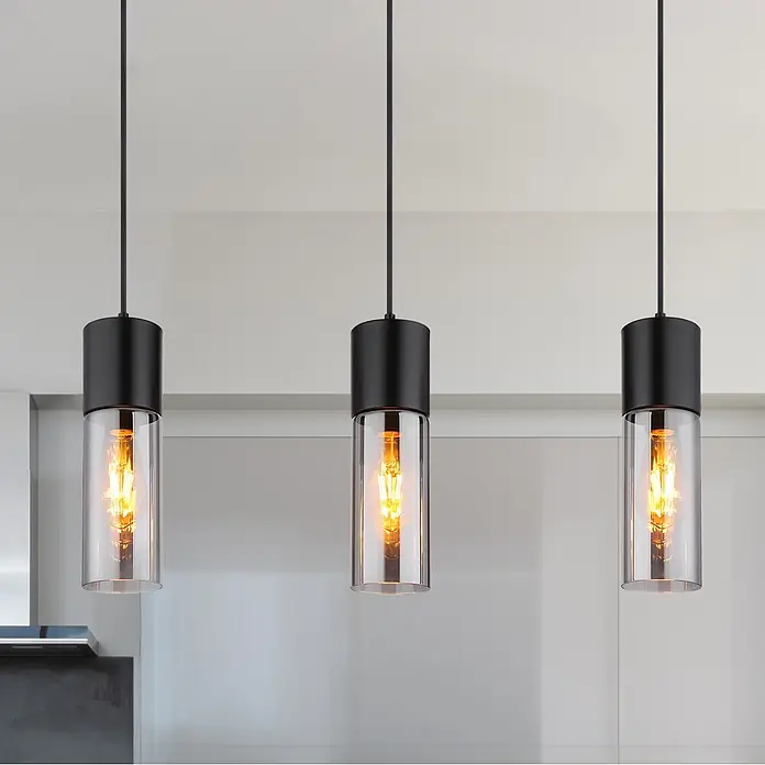 Globo Pendelleuchte Annika - Höhe: 1.500 mm - Drei moderne schwarze und klare Glas-Pendelleuchten mit warmen Edison-Glühbirnen hängen von der Decke.