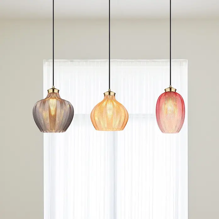 Globo Pendelleuchte Jessica - 60 W, L x B x H: 90 x 25 x 120 cm, E27 - Drei beleuchtete Pendelleuchten mit strukturierten braunen, amberfarbenen und roten Glasschirmen sowie Messingakzenten.