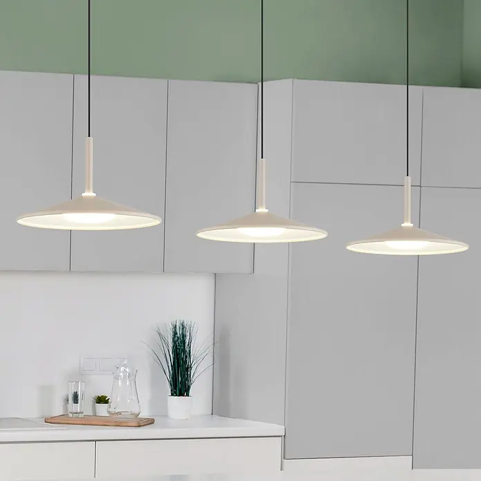 Globo LED-Pendelleuchte rund Lampone - 18 W, Ø x H: 47,5 x 150 cm - Drei cremefarbene Pendelleuchten hängen über einer modernen Küchenzeile.