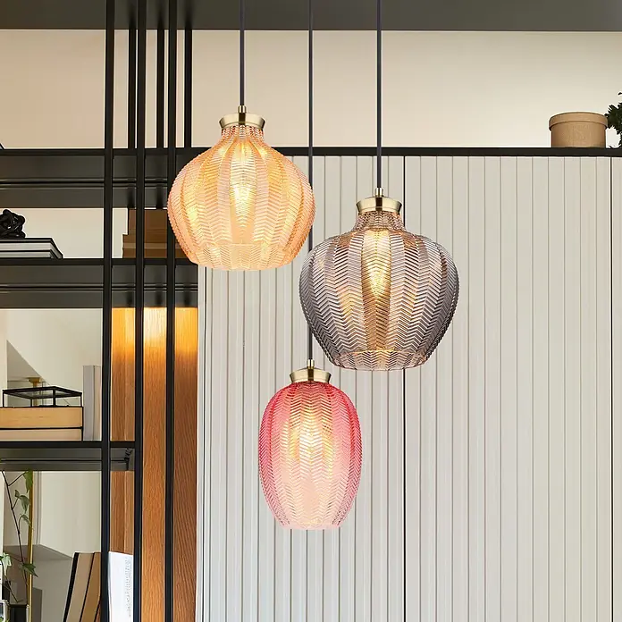 Globo Pendelleuchte Jessica - 60 W, Ø x H: 45 x 120 cm, E27 - Drei Pendelleuchten mit gemusterten Glasschirmen in Orange, Grau und Rot, in einem modernen Interieur.