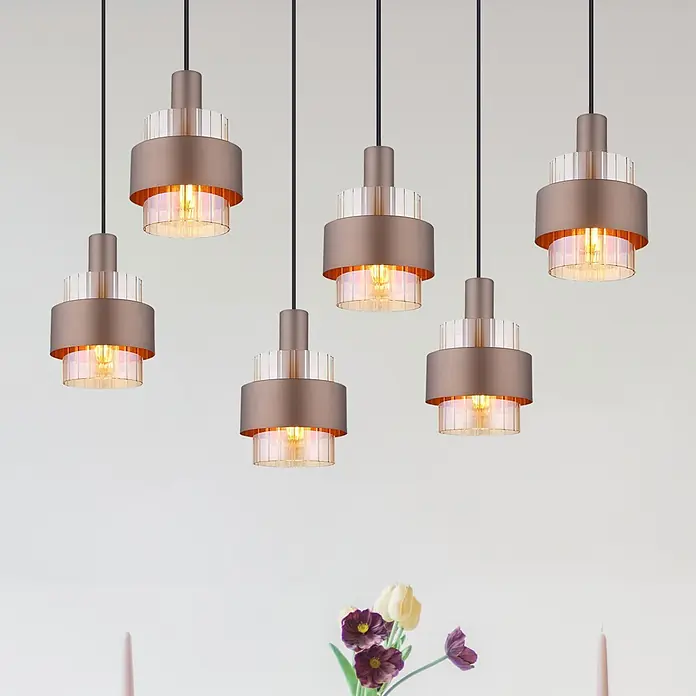 Globo Pendelleuchte Milley - Höhe: 1.500 mm - Sechs moderne bronzefarbene Pendelleuchten mit gerippten Glasschirmen hängen von der Decke und strahlen warmes Licht aus.