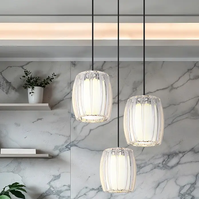 Globo Pendelleuchte Maribel - Höhe: 1.200 mm, 60 W, E27 - Drei moderne Pendelleuchten mit klaren geriffelten Glasschirmen und mattierten Diffusoren, hängend in einem stilvollen Interieur.