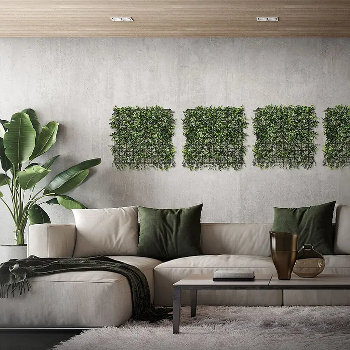 ECD Germany Kunstpflanze 4er Set 50x50 Pflegeleichte Sichtschutz-Hecke Künstliche Pflanzenmatte - Höhe: 100 cm, Kunststoff - Vier modulare künstliche grüne Wandpaneele mit dichtem Laub an einer Betonwand, die ein modernes Wohnzimmer verschönern.