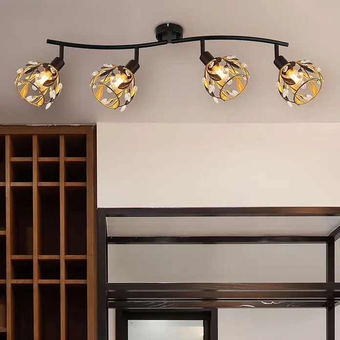 Globo Deckenstrahler Mika - 25 W, L x B x H: 700 x 120 x 1.515 mm, E27 - Schwarze vierflammige Schienenleuchte mit dekorativen goldfarbenen Blatt- und Kristallelementen, an der Decke montiert.