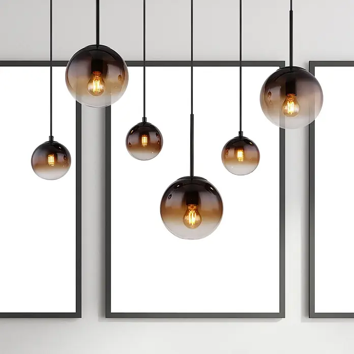 Globo Pendelleuchte Hallie - Höhe: 1.170 mm, 9 W, E27 - Sechs moderne Pendelleuchten mit runden, braun-transparenten Glasschirmen und sichtbaren Glühbirnen an schwarzen Kabeln.