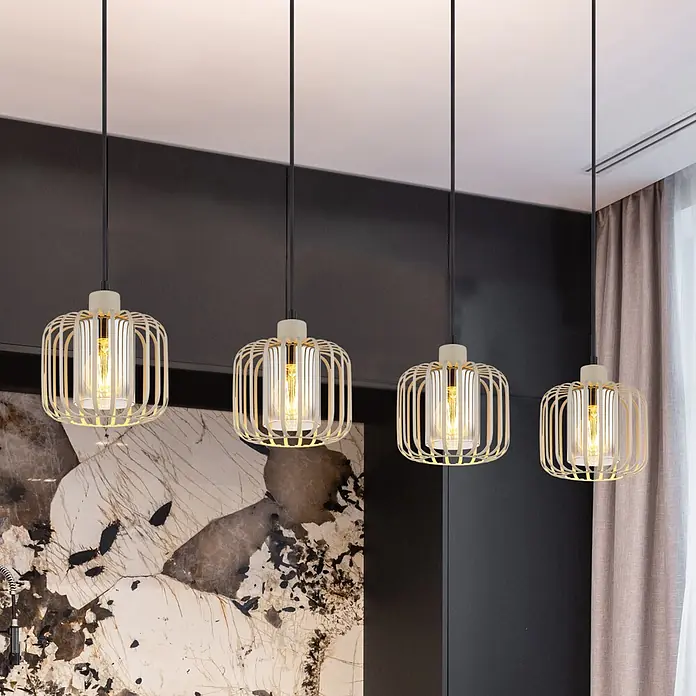 Globo Pendelleuchte Alfred - Ø x H: 18 cm x 120 mm, 40 W, E27 - Vier gold/cremefarbene Hängeleuchten mit Käfigdesign und Glaszylindern in einem modernen Raum.