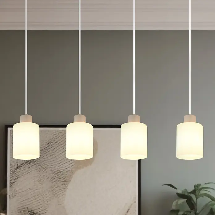 Globo Pendelleuchte Trent - Höhe: 1.200 mm - Vier beleuchtete zylindrische Pendelleuchten mit mattweißen Glasschirmen und hellen Holzdetails.