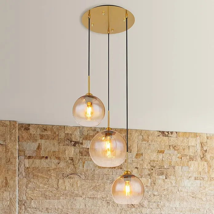 Globo Pendelleuchte Jamessa - 60 W, Ø x H: 35 x 150 cm, E27 - Goldene Hängelampe mit drei bernsteinfarbenen Glaskugelschirmchen und leuchtenden Glühbirnen.
