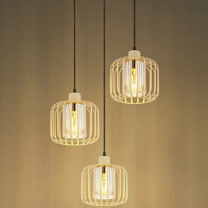 Globo Pendelleuchte Alfred - 40 W, Ø x H: 44 cm x 1.200 mm, E27 - Drei moderne weiße Käfig-Pendelleuchten mit warm leuchtenden Glühbirnen vor einer warmbraunen Wand.
