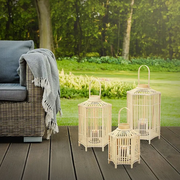 ECD Germany Windlicht Boho Bambus Laterne - Ø x H: 30 x 60 cm, Natur - Set aus drei unterschiedlich großen Laternen aus hellem Bambus mit Griffen und brennenden Kerzen auf einer Holzterrasse.