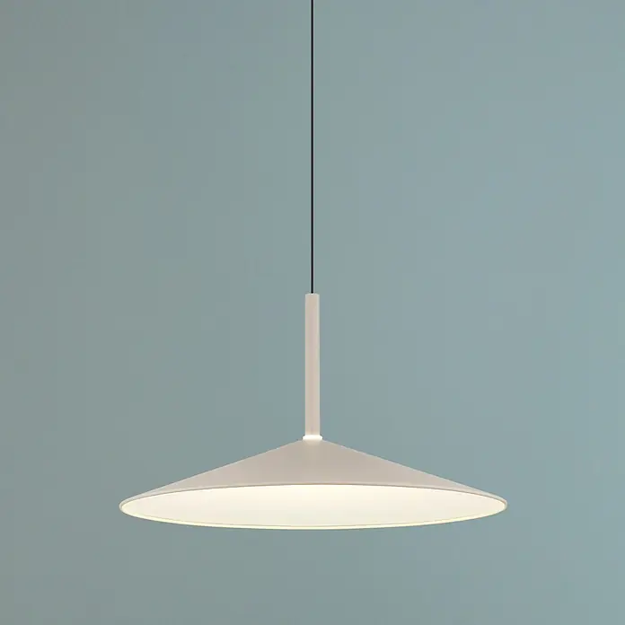 Globo Pendelleuchte Lampone - Höhe: 1.500 mm - Minimalistische beige Pendelleuchte mit breitem, flachem Schirm, warm leuchtend, an hellblauer Wand.
