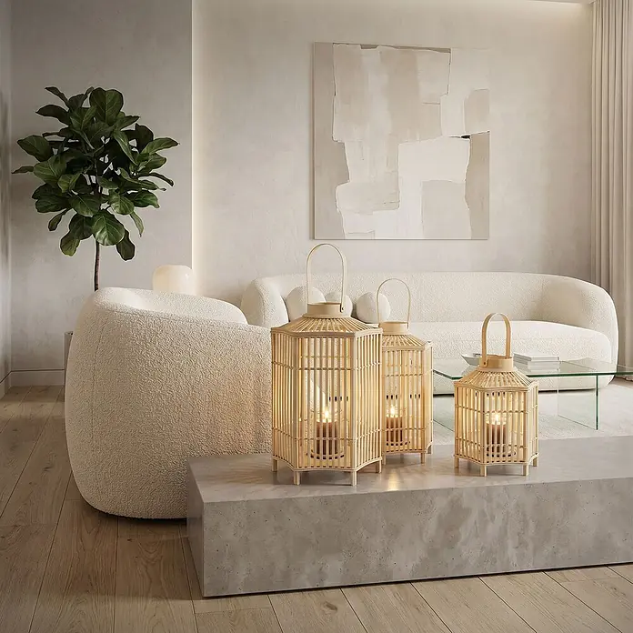 ECD Germany Windlicht Boho Bambus Laterne - Ø x H: 30 x 60 cm, Natur - Drei Bambuslaternen mit brennenden Kerzen auf einem Betonblock in einem modernen Wohnzimmer, die warmes Umgebungslicht spenden.