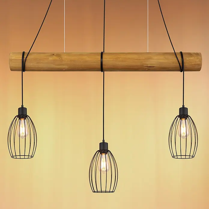 Globo Pendelleuchte Berti - 40 W, L x B x H: 1.150 x 160 x 1.500 mm, E27 - Drei Pendelleuchten mit schwarzen Metallkäfigschirmen und Filament-Glühbirnen, an einem rustikalen Holzbalken hängend.