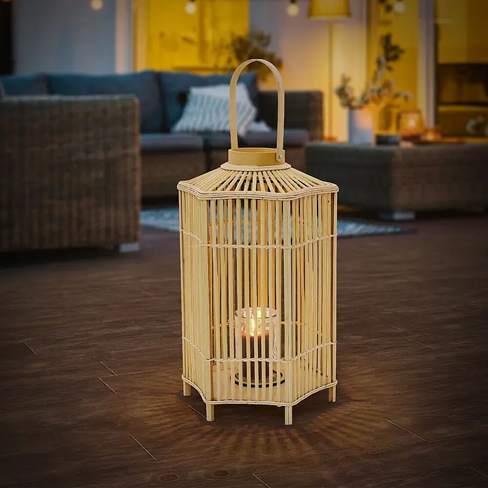 ECD Germany Windlicht Boho Bambus Laterne - Ø x H: 35 x 75 cm, Natur - Natürliche Bambus-Bodenlaterne mit brennender Kerze, die ein warmes Muster auf Holzboden wirft.