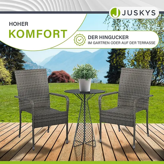 Juskys Gartenstuhl-Set Yoro - 2 Stk., Polyrattan, Stapelbar, Grau, B x T x H: 50 x 50 x 90 cm - Zwei graue Gartenstühle in Rattan-Optik und ein schwarzer Metall-Bistrotisch mit Pflanze, auf einer Holzterrasse im Grünen.