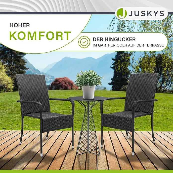 Juskys Gartenstuhl-Set Yoro - 4 Stk., Polyrattan, Stapelbar, Schwarz, B x T x H: 50 x 50 x 90 cm - Zwei dunkelgraue Stühle in Rattan-Optik und ein passender kleiner Tisch mit Pflanze auf einer Holzterrasse im Garten.