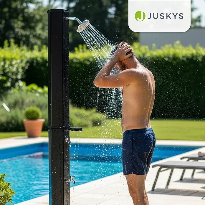 Juskys Solardusche Victoria - Höhe: 217 cm, Kunststoff, Schwarz, 60 l - Schwarze Außendusche mit Brausekopf und Wasserhahn, von einem Mann am Pool benutzt.