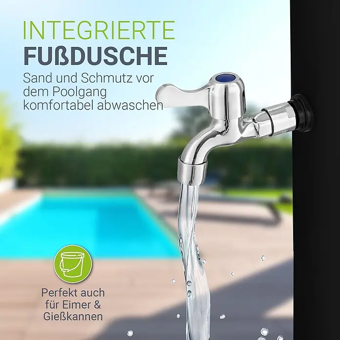 Juskys Solardusche Victoria - Höhe: 217 cm, Kunststoff, Schwarz, 60 l - Verchromter Außenzapfhahn an einer dunklen Säule, Wasser spendend, mit Pool im Hintergrund, zum Fußwaschen oder Befüllen von Behältern.