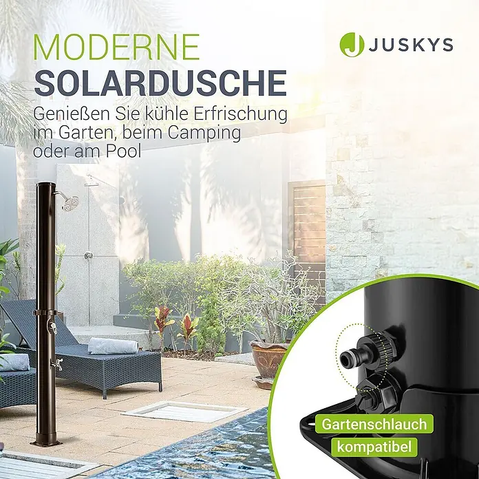 Juskys Solardusche Victoria - Höhe: 220 cm, Kunststoff, Schwarz, 20 l - Eine moderne, dunkelbraune Solardusche am Pool mit silbernem Duschkopf und Gartenschlauchanschluss für kühle Erfrischung im Freien.