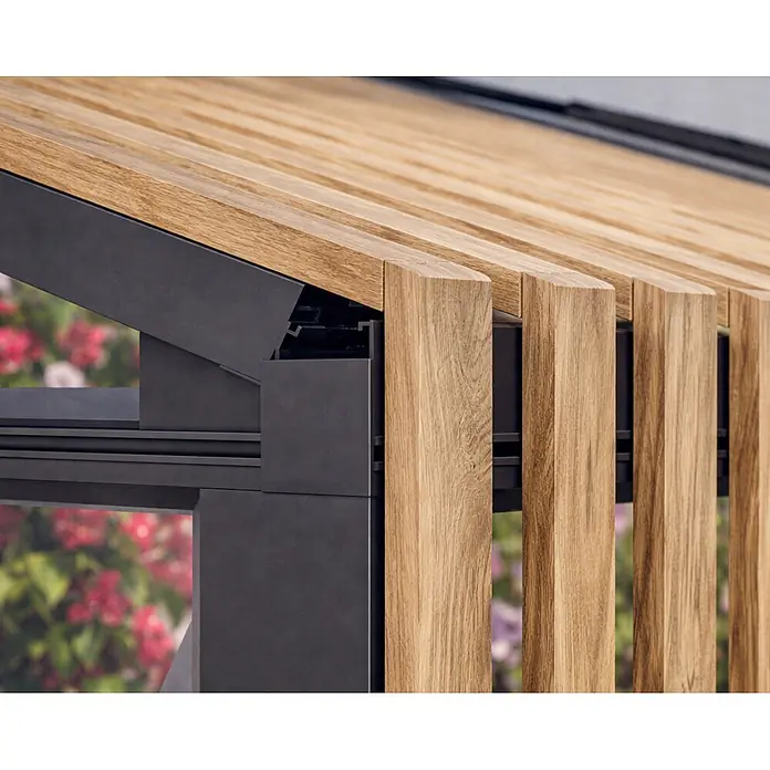 Bloomcabin Gewächshaus Aluminium Wandgewächshaus mit Accoya-Fusion - Außenmaß inkl. Dachüberstand (B x T): 459 x 160 cm, Höhe: 268 cm, Material Seitenwand: Glas, 4 mm, Schwarz - Detail einer Outdoor-Struktur mit natürlichen Holzlamellen und dunklem Metallrahmen.