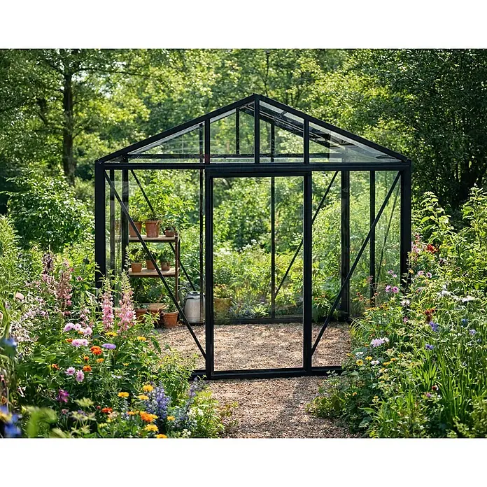 Bloomcabin Gewächshaus Aluminium Klassik - Außenmaß inkl. Dachüberstand (B x T): 235 x 160 cm, Material Seitenwand: Glas, 4 mm, Schwarz - Schwarz gerahmtes Glashaus voller Pflanzen, inmitten eines lebhaften Gartens mit bunten Blumen.
