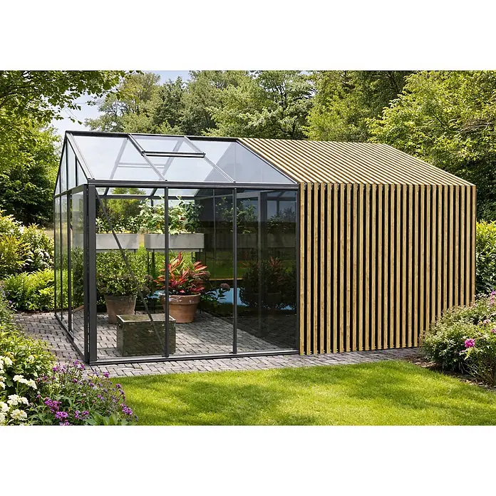Bloomcabin Gewächshaus Aluminium Klassik mit Accoya-Fusion und großem integrierten Stauraum - Außenmaß inkl. Dachüberstand (B x T): 235 x 459 cm, Material Seitenwand: Glas, 4 mm, Schwarz - Modernes Gewächshaus mit schwarzem Rahmen, klaren Glaspaneelen und einem Anbau aus hellen Holzlamellen in einem Garten.
