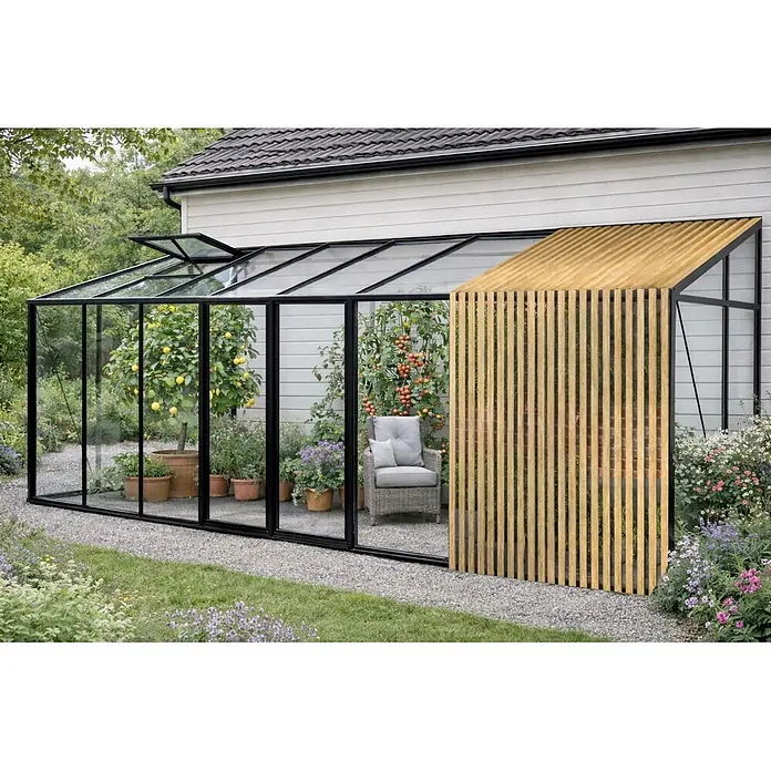 Bloomcabin Gewächshaus Aluminium Wandgewächshaus mit Accoya-Fusion - Außenmaß inkl. Dachüberstand (B x T): 608 x 160 cm, Höhe: 251 cm, Material Seitenwand: Glas, 4 mm, Schwarz - Ein Gewächshaus mit schwarzem Rahmen und klaren Paneelen, an einem Haus angebracht. Es verfügt über einen hellen Holzlamellen-Sichtschutz und eine offene Dachluke.