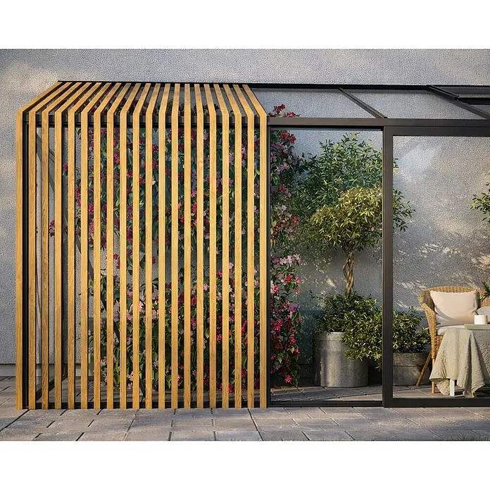 Bloomcabin Gewächshaus Aluminium Wandgewächshaus mit Accoya-Fusion - Außenmaß inkl. Dachüberstand (B x T): 459 x 160 cm, Höhe: 268 cm, Material Seitenwand: Glas, 4 mm, Schwarz - Lamellenwand aus Naturholz mit schwarzem Rahmen, bietet Sichtschutz und Dekoration neben einer Glasstruktur mit Pflanzen.