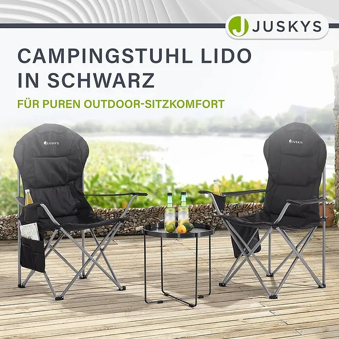 Juskys Campingstuhl Lido - Polyester, Klappbar, schwarz, B x T x H: 62 x 62 x 102 cm - Zwei schwarze Juskys Lido Campingstühle mit grauem Gestell und kleinem Tisch auf Holzterrasse im Freien.