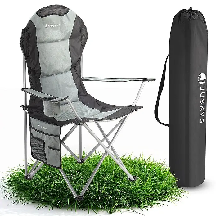 Juskys Campingstuhl Lido - Polyester, Klappbar, grau, B x T x H: 62 x 62 x 102 cm - Grau-schwarzer, gepolsterter Campingstuhl mit Getränkehalter und Tasche, neben seiner schwarzen Tragetasche.