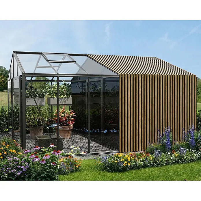 Bloomcabin Gewächshaus Aluminium Klassik mit Accoya-Fusion und großem integrierten Stauraum - Außenmaß inkl. Dachüberstand (B x T): 235 x 533 cm, Material Seitenwand: Glas, 4 mm, Schwarz - Modernes Gewächshaus mit Glas- und dunkler Metallstruktur sowie holzvertäfelten Seiten, platziert in einem blühenden Garten.
