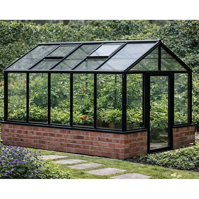 Bloomcabin Gewächshaus Aluminium für die Wandbasis - Außenmaß inkl. Dachüberstand (B x T): 235 x 309 cm, Material Seitenwand: Glas, 4 mm, Schwarz - Schwarz gerahmtes Gewächshaus mit Glaspaneelen und rotem Ziegelsockel, mit Dachlüftungen. Pflanzen sind innen sichtbar.