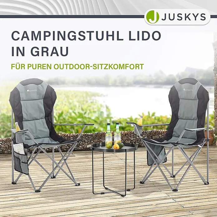Juskys Campingstuhl Lido - Polyester, Klappbar, grau, B x T x H: 62 x 62 x 102 cm - Zwei graue Juskys Lido Campingstühle und ein Tisch für bequemen Outdoor-Komfort.