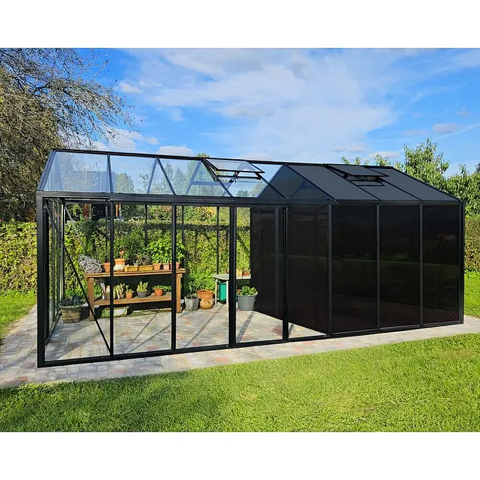 Bloomcabin Gewächshaus Aluminium Klassik mit großem integrierten Stauraum - Außenmaß inkl. Dachüberstand (B x T): 309 x 608 cm, Material Seitenwand: Glas, 4 mm, Schwarz - Schwarzes Gewächshaus mit klaren und dunklen Paneelen, Dachlüftung und Pflanzen innen.