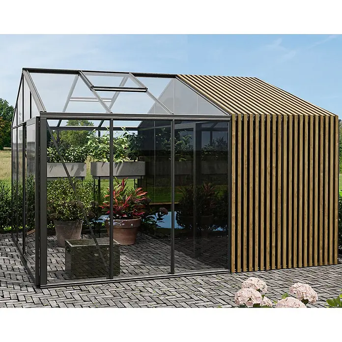 Bloomcabin Gewächshaus Aluminium Klassik mit Accoya-Fusion und mittlerem integrierten Stauraum - Außenmaß inkl. Dachüberstand (B x T): 309 x 384 cm, Material Seitenwand: Glas, 4 mm, Schwarz - Modernes Gewächshaus mit Glas- und dunklem Metallrahmen auf einer Seite und einem Holzlattenabschnitt auf der anderen, gefüllt mit Pflanzen.