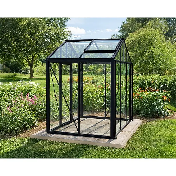 Bloomcabin Gewächshaus Aluminium Klassik - Außenmaß inkl. Dachüberstand (B x T): 235 x 160 cm, Material Seitenwand: Glas, 4 mm, Schwarz - Schwarz gerahmtes Glasgewächshaus mit Dachluken, auf einem Betonsockel im Garten.
