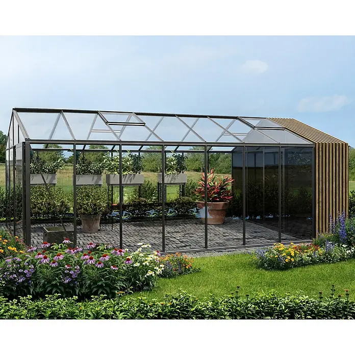Bloomcabin Gewächshaus Aluminium Klassik mit Accoya-Fusion und kleinem integrierten Stauraum - Außenmaß inkl. Dachüberstand (B x T): 309 x 608 cm, Material Seitenwand: Glas, 4 mm, Schwarz - Modernes Gewächshaus mit schwarzem Rahmen, Glas und Holzwand, voller Pflanzen im Garten.