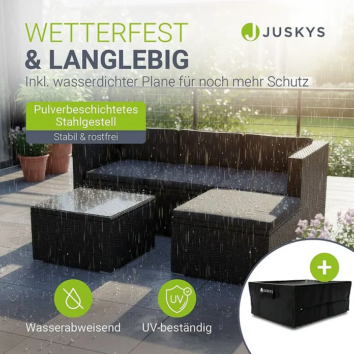 Juskys Loungemöbel-Set Punta Cana - 4 -tlg., Gestell: Stahl, pulverbeschichtet; Geflecht: Polyrattan; Sitz- und Rückenkissen: Polyester, Schaumstoff; Glasplatte: Sicherheitsglas; Abdeckung: 420D Oxford-Gewebe (100 g/m²), PU-Beschichtung, Schwarz - Dunkle Rattan-Outdoor-Lounge-Möbel mit Kissen auf einer Terrasse im Regen, wetterfest. Eine schwarze Schutzhülle ist ebenfalls abgebildet.