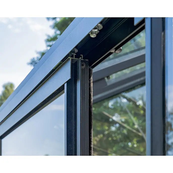Bloomcabin Gewächshaus Aluminium Klassik mit Accoya-Fusion und kleinem integrierten Stauraum - Außenmaß inkl. Dachüberstand (B x T): 235 x 459 cm, Material Seitenwand: Glas, 4 mm, Schwarz - Schwarz eloxierter Aluminiumrahmen einer Glasschiebetür mit Bürstendichtung und sichtbaren Beschlägen.