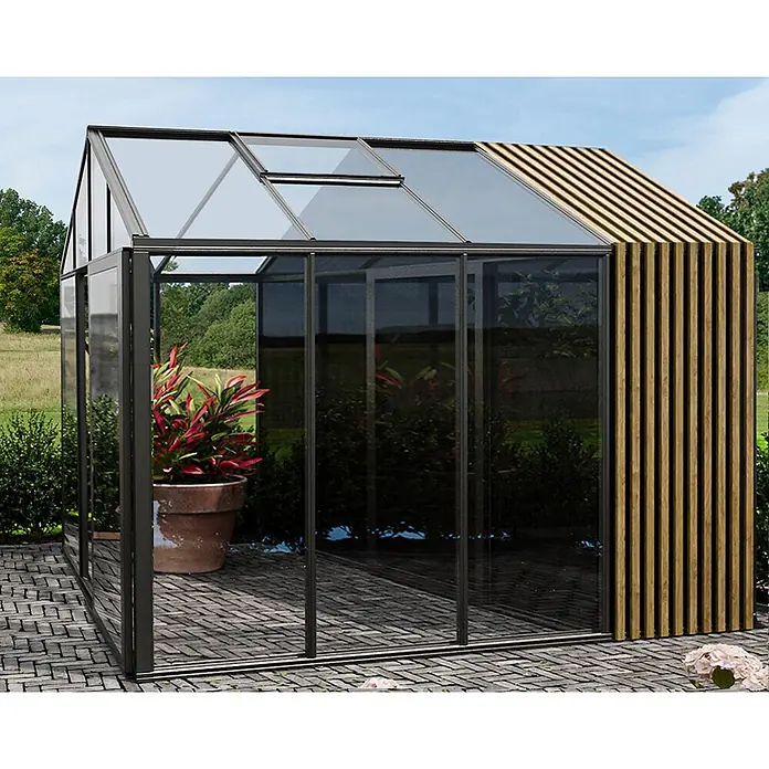 Bloomcabin Gewächshaus Aluminium Klassik mit Accoya-Fusion und kleinem integrierten Stauraum - Außenmaß inkl. Dachüberstand (B x T): 235 x 309 cm, Material Seitenwand: Glas, 4 mm, Schwarz - Modernes Gewächshaus mit Glaspaneelen, dunklem Rahmen und Holzlamellen-Seitenwand auf einer gepflasterten Terrasse im Garten.