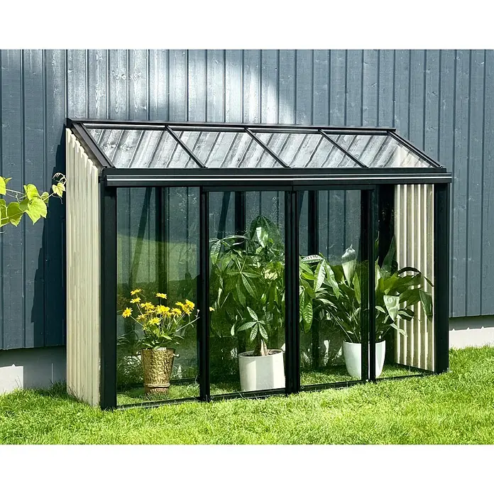 Bloomcabin Gewächshaus Aluminium Mini mit Accoya-Fusion - Außenmaß inkl. Dachüberstand (B x T): 228 x 66 cm, Material Seitenwand: Glas, 4 mm, Schwarz - Kleines Anlehn-Gewächshaus mit schwarzem Rahmen, Glaspaneelen und hellen Holzseiten, an einer Wand stehend und mit Pflanzen gefüllt.