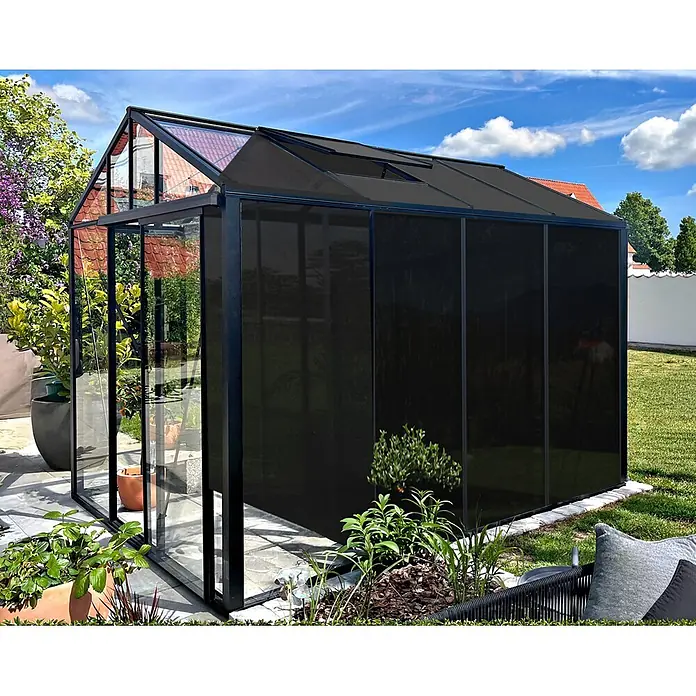 Bloomcabin Gewächshaus Aluminium Klassik mit großem integrierten Stauraum - Außenmaß inkl. Dachüberstand (B x T): 235 x 309 cm, Material Seitenwand: Glas, 4 mm, Schwarz - Schwarz gerahmtes Gewächshaus mit dunklen, getönten Scheiben und geöffnetem Dachfenster.